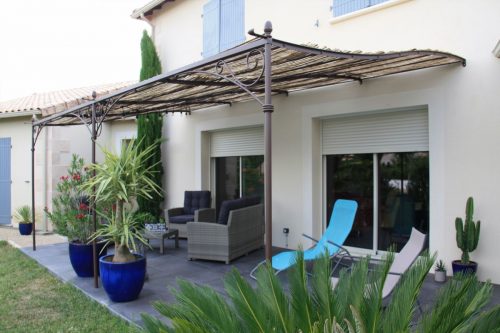 Pergola fer forgée pour terrasse carrelage installée près de Poitiers