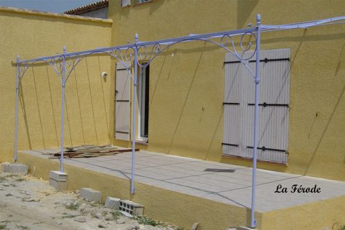 Pergolas sur mesure forme vague décor volute forgée 3 poteaux prête à monter Martigues
