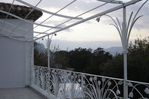 Pergola sur mesure fer forgé type vague avec décor tulipe sur 4 poteaux st Tropez