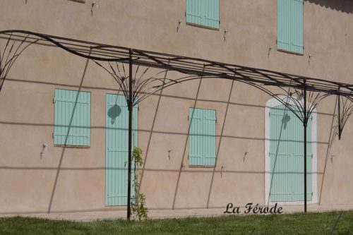 Pergola sur mesure en fer forgé en vague grande terrasse décor Joncs 4 poteaux prête à monter installée à aix en Provence