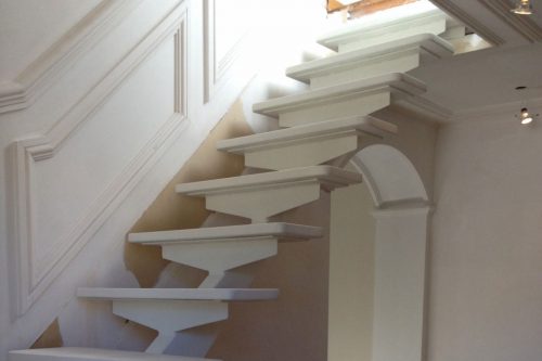 Escalier métallique petit quart tournant avec marches en bois à Marseille