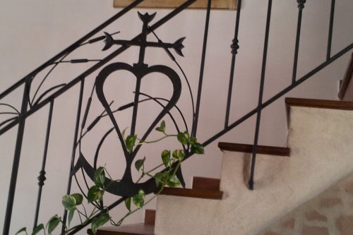 Rampe d’escalier fer forgé avec croix de Camargue à Port st Louis du Rhône
