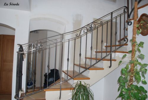 Rampe d’escalier en fer forgé sur mesure Feuillu installé à Pélissane