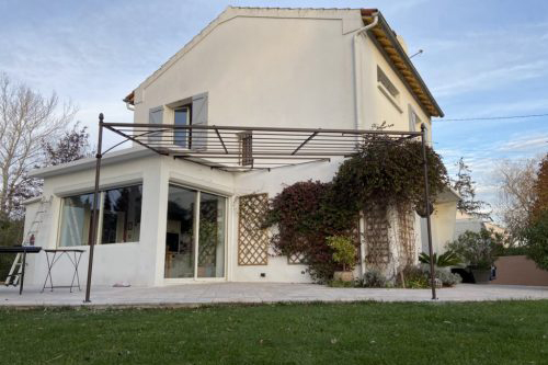 Pergola en fer forgé sur mesure avec angle intérieur maison installée dans le Vaucluse