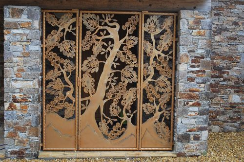 Grille de porte en fer forgé art déco type arbre de vie à Gassin (83)