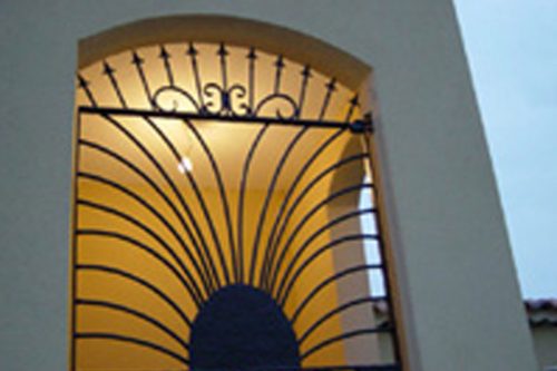 Grille de porte en fer forgé sur mesure serrure 3 points à Pélissane