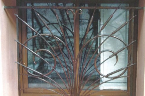 Grille de défense pour fenêtre décor Jonc installée en Corse