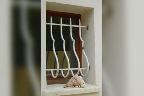 Grille de défense en fer forgé sur mesure style Provence