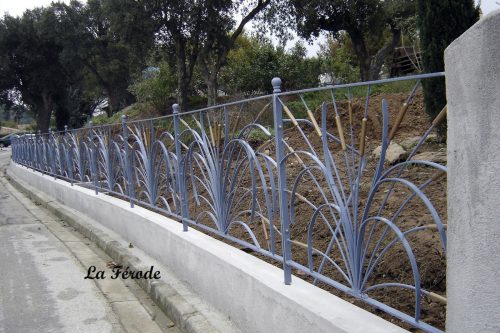 Clôture en fer forgé décor joncs installée à Saint-Tropez (83)