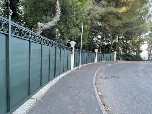 Clôture tôlée hauteur 2m suivant pente et courbe à Martigues