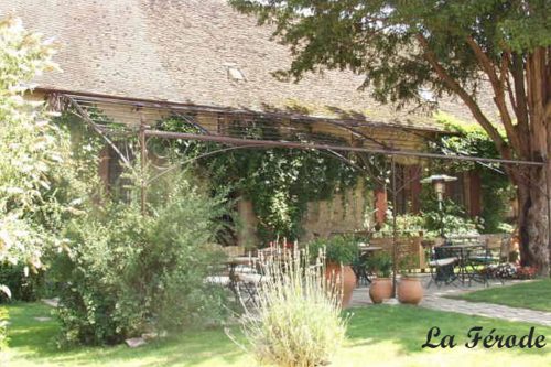 Pergolas sur mesure en fer forgé pour grande terrasse en Dordogne
