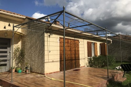 Pergola en fer forgé sur mesure adossée à L’Isle sur La Sorgue dans le Vaucluse