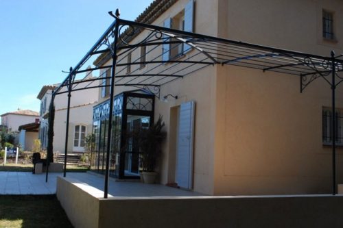 Pergola en fer forgé sur mesure pour terrasse en angle installé à Pont Royal Mallemort