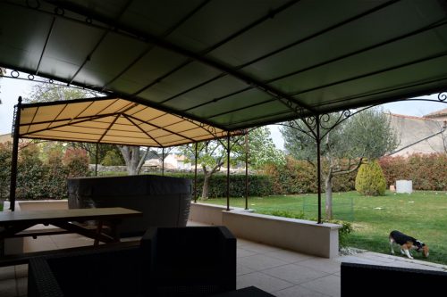 Pergola fer forgé grande portée avec décor volutes et cercles forgés Eyguières