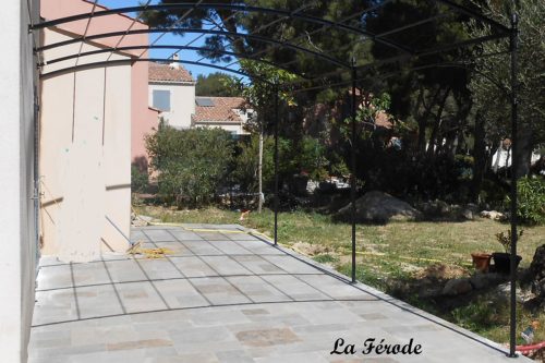 Pergola en fer forgé sur mesure forme voute avec décor volutes et arc forgé 3 poteaux près d’Aix en Provence