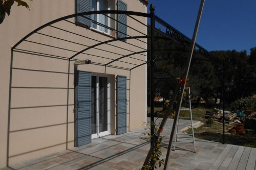 pergola en fer forgé à Salon pour terrasse forme voute décor volutes et arc forgé avec 2 poteaux
