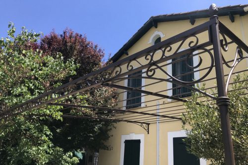 Pergola fer forgé sur mesure 2 poteaux avec décor poutre volute à Mougins dans les Alpes Maritime