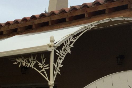 Pergola cintrée fer forgé sur mesure décor feuilles olivier avec 2 poteaux avec bâche étanche avec fenêtre transparente installée à st Chamas