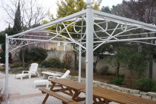 Tonnelle sur mesure en fer forgé pour terrasse ou jardin