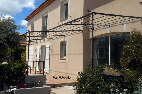 Pergola en fer forgé forme pente pour terrasse grande longueur installée dans les Bouches du Rhône