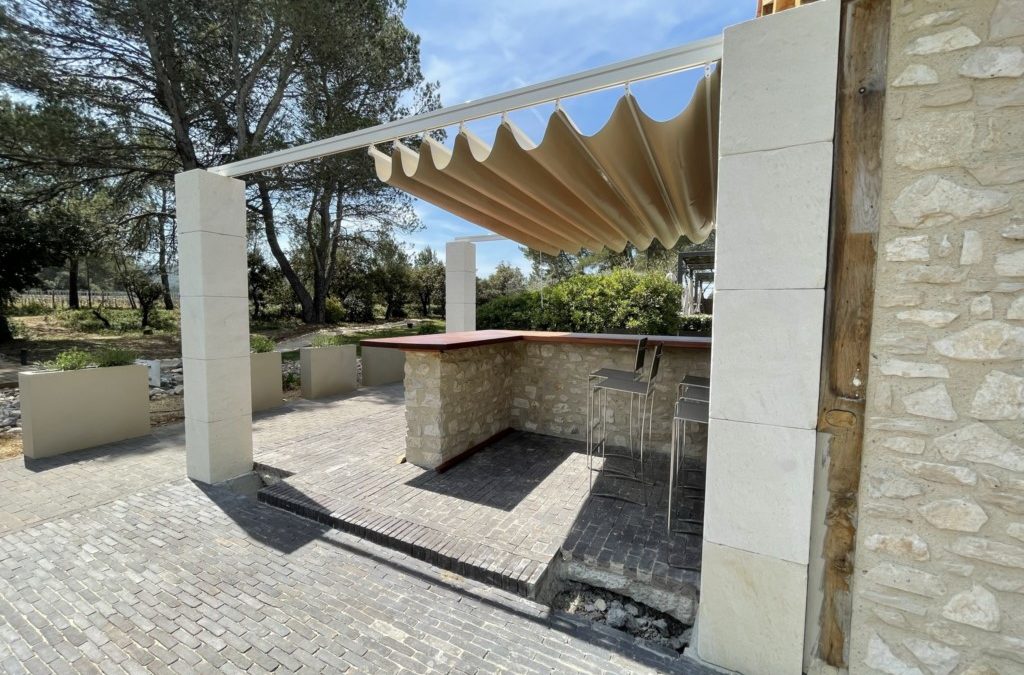 Pergola sur mesure avec bâche repliable à Eygalières