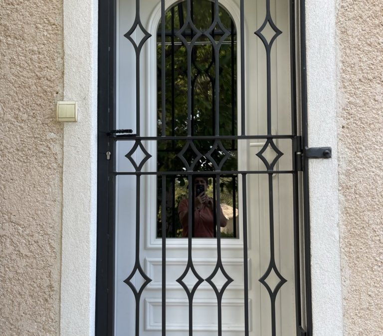 Grille de sécurité en fer forgé porte fenêtres à la Cadière d’Azur
