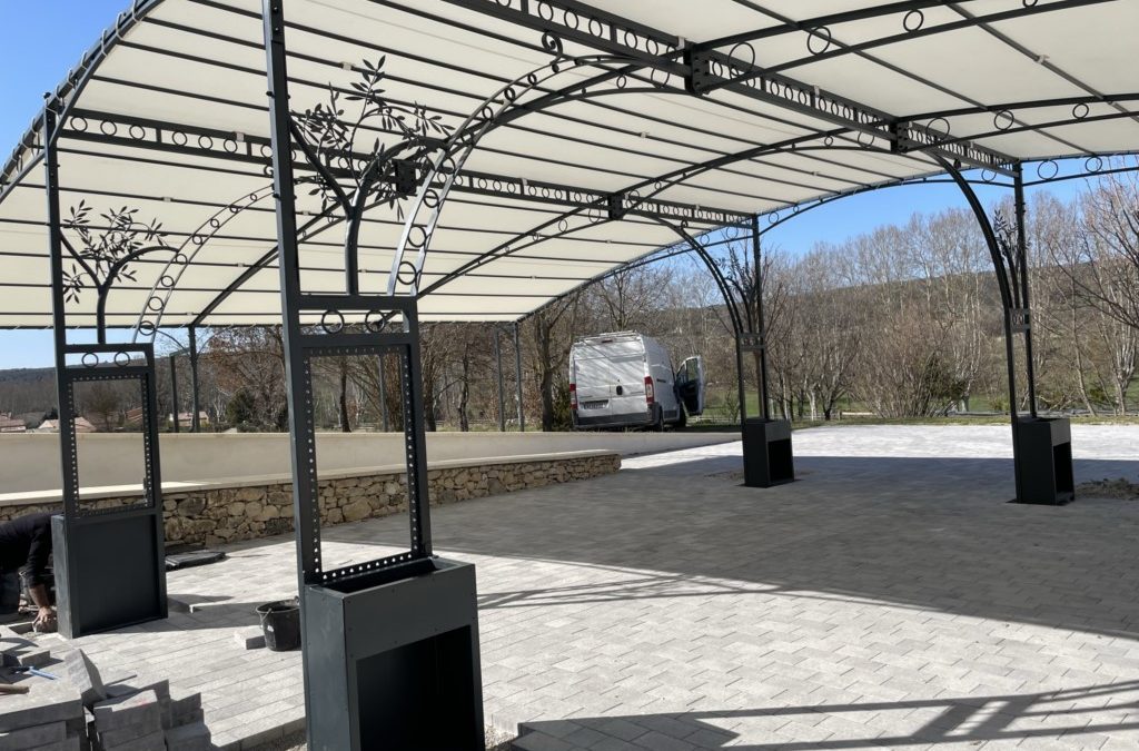 Pergola Mariage en fer forgé avec bâche