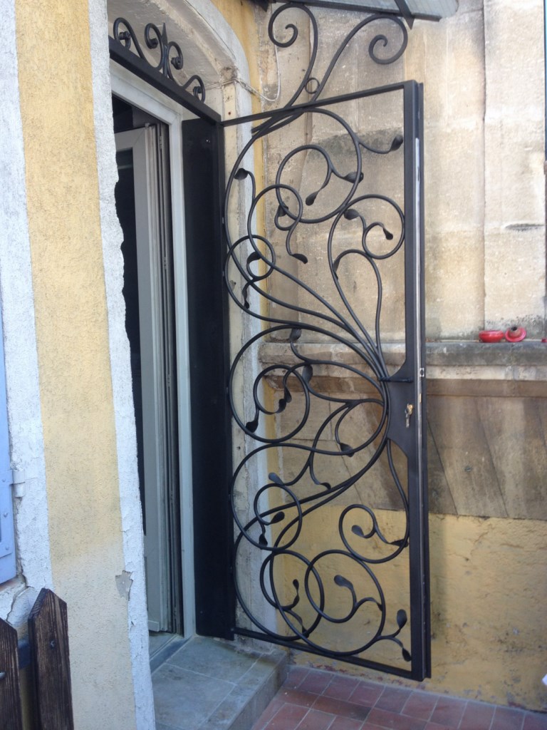 grille de sécurité en fer forgé style art déco