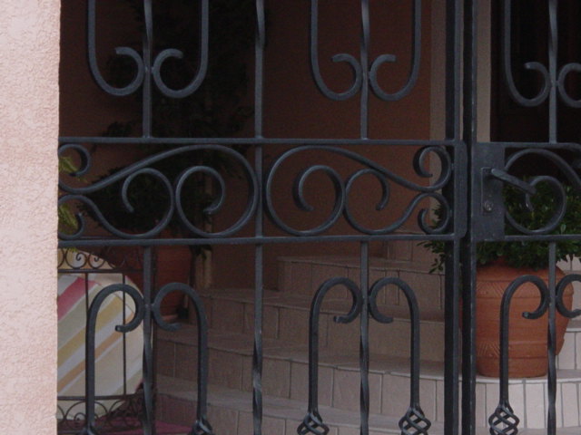 grille de porte en fer forgé sur mesure