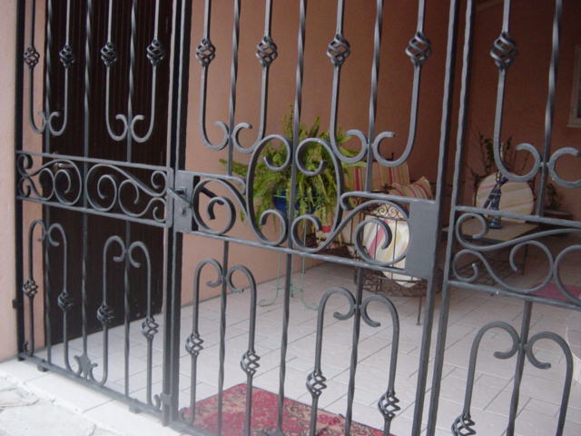 grille de porte en fer forgé sur mesure
