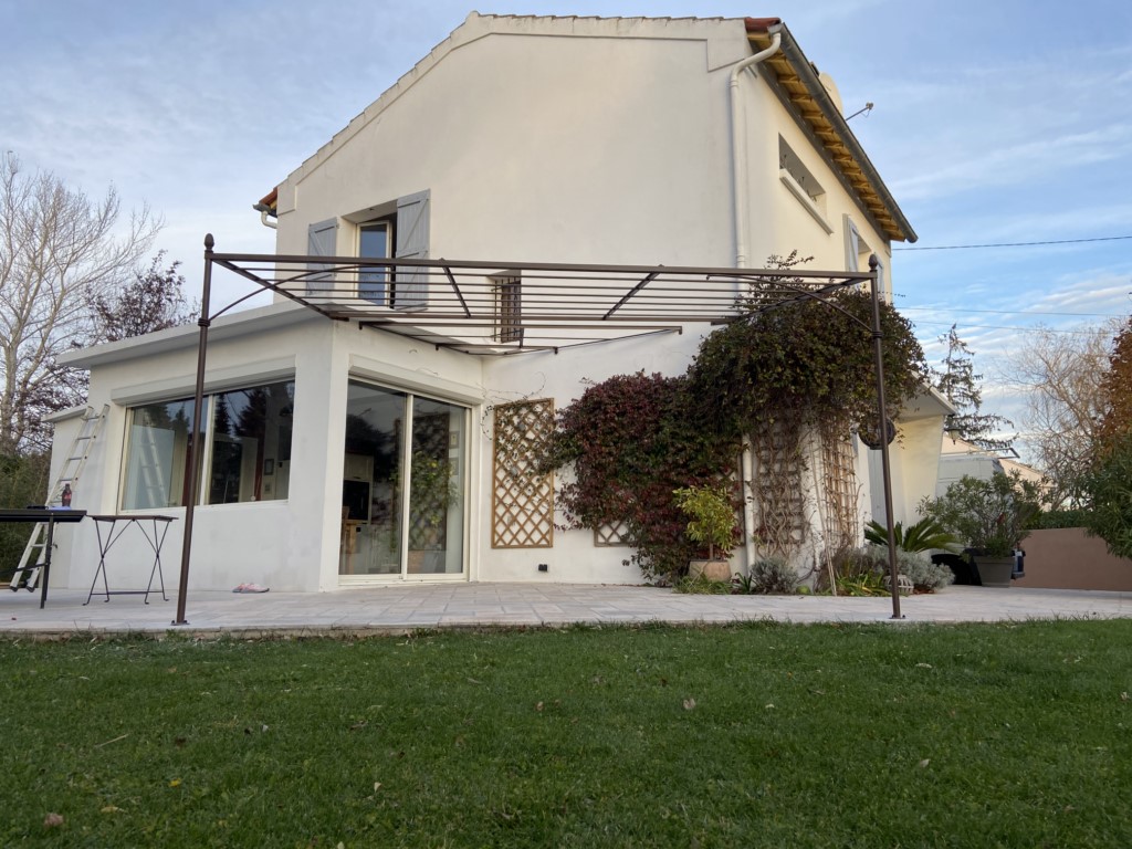 pergola en fer forgé avec mur en angle à l'Isle sur la Sorgue