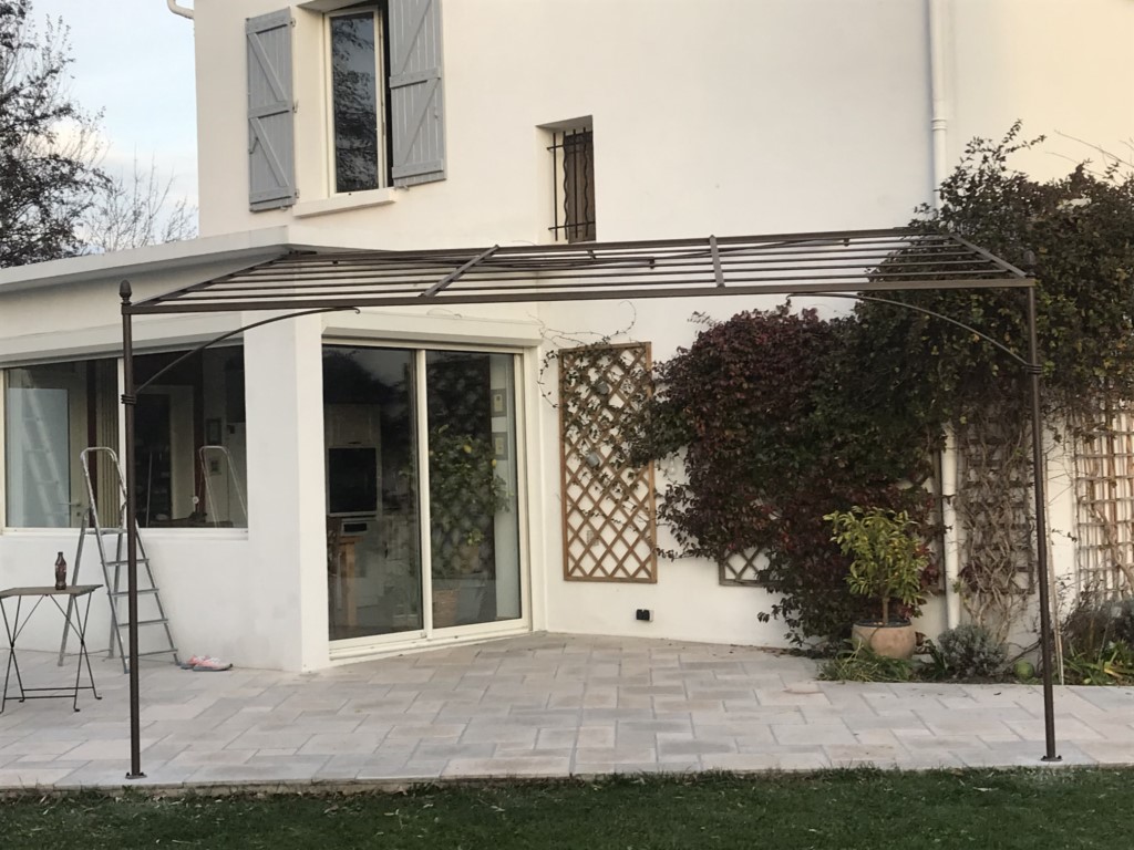 pergola en fer forgé en angle à l'Isle sur la Sorgue