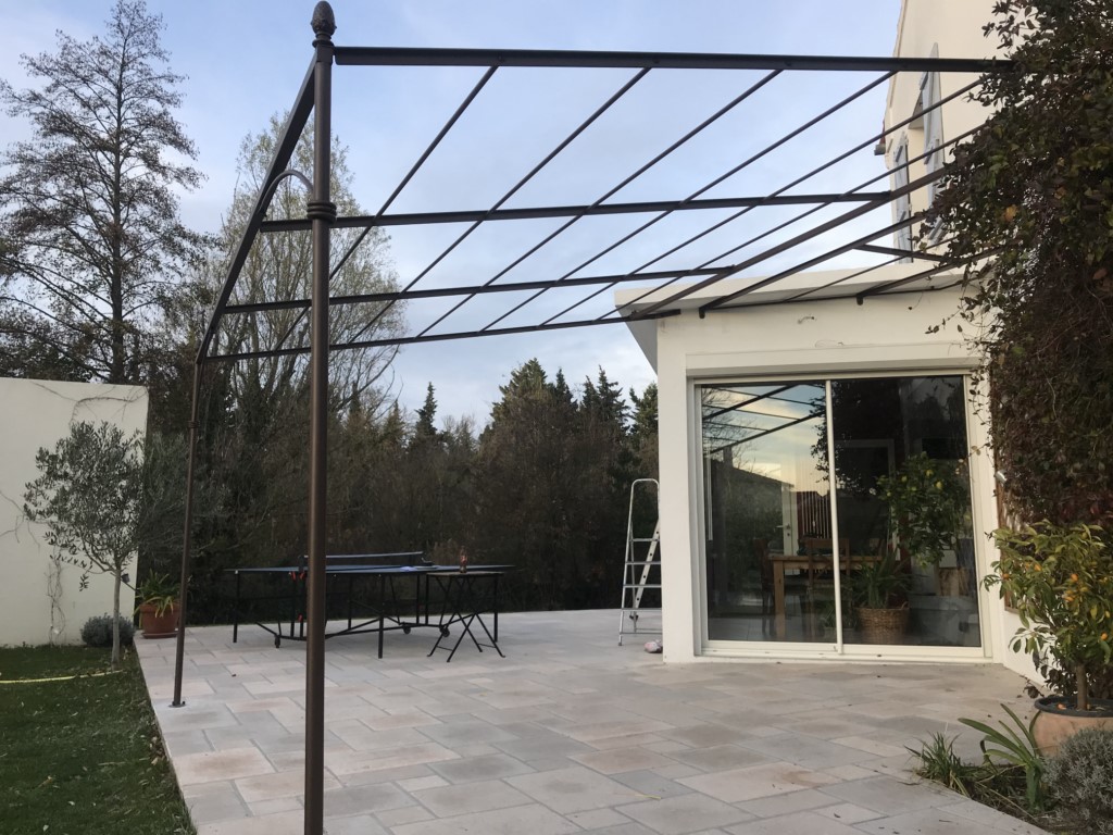Pergola sur mesure avec angle à l'Isle sur la Sorgue