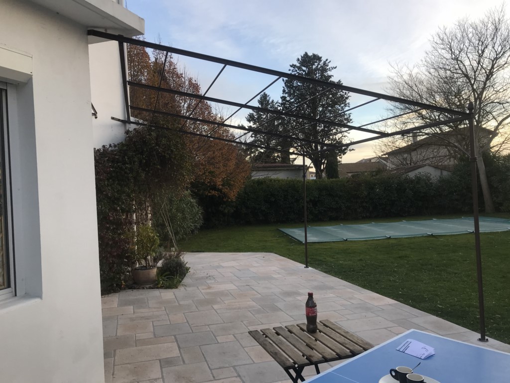 pergola sur mesure à l'Isle sur la Sorgue avec un angle