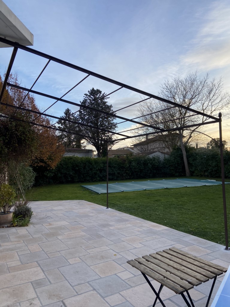 pergola en fer forgé sur mesure à l'Isle sur la Sorgue