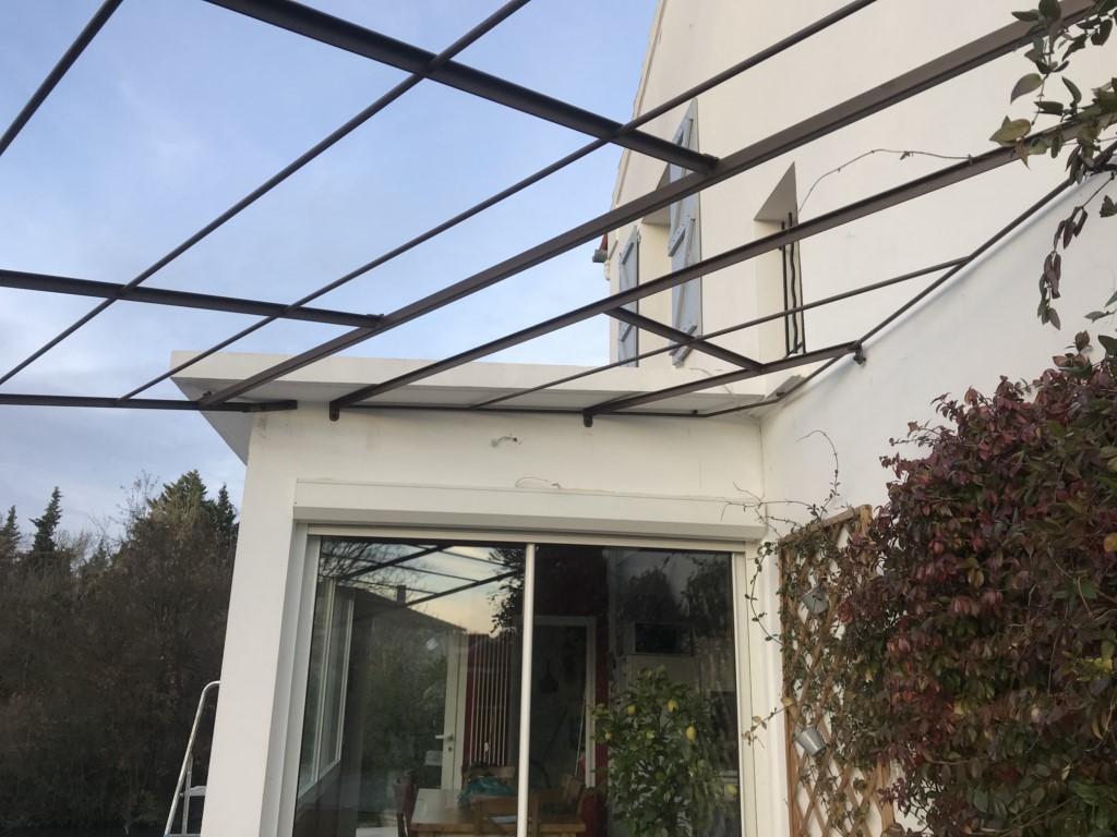 pergola en fer forgé à l'Isle sur la Sorgue avec mur en angle