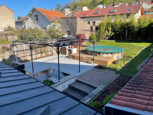 Tonnelle en fer forgé de jardin décor joncs installé en Meurthe et Moselle