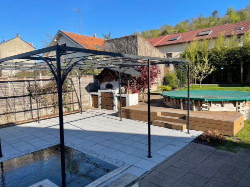Tonnelle en fer forgé de jardin décor joncs installé en Meurthe et Moselle