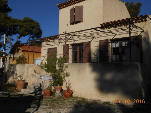 Pergola sur mesure pour terrasse non alignée avec décroché maison à Aix