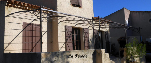 Pergola sur mesure pour terrasse non alignée avec décroché maison à Aix