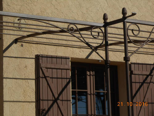 Pergola sur mesure pour terrasse non alignée avec décroché maison à Aix