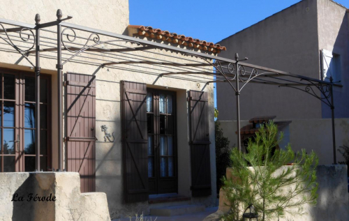 Pergola sur mesure pour terrasse non alignée avec décroché maison à Aix