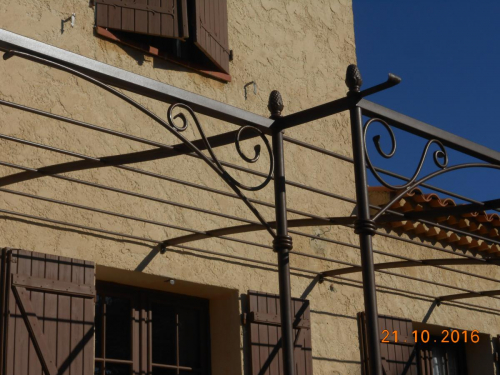 Pergola sur mesure pour terrasse non alignée avec décroché maison à Aix