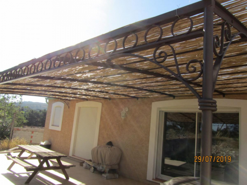 pergola en fer forgé sur mesure pour grande terrasse dans l'Aude