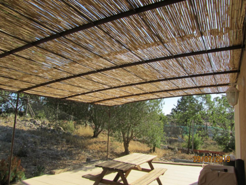 pergola en fer forgé sur mesure pour grande terrasse dans l'Aude