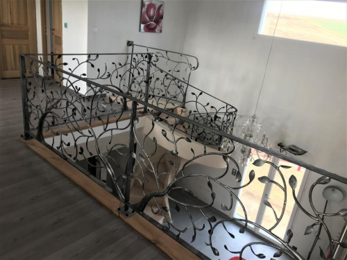 Rampe escalier colimaçon en fer forgé sur mesure décor feuille arbre installée dans l’aube près de Troyes