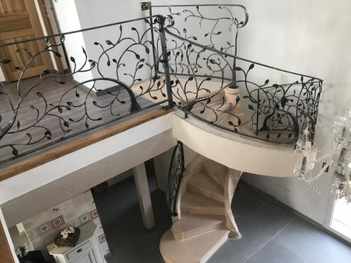 Rampe escalier colimaçon en fer forgé sur mesure décor feuille arbre installée dans l’aube près de Troyes