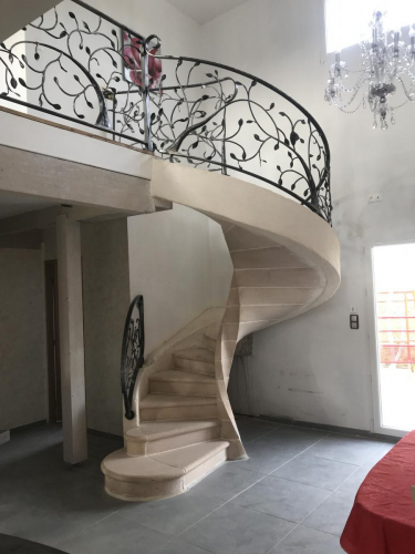 Rampe escalier colimaçon en fer forgé sur mesure décor feuille arbre installée dans l’aube près de Troyes