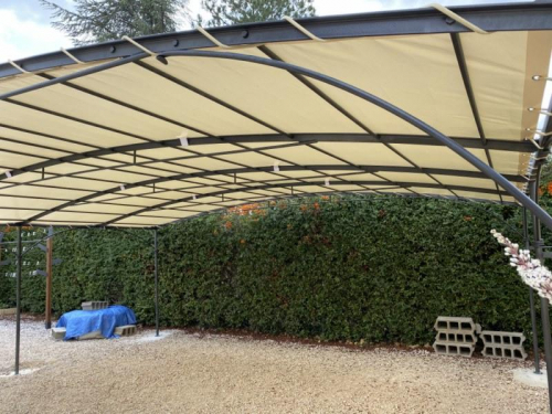 Abri voiture en fer forgé 6.00 x 5.00 installé à Mazan dans le Vaucluse