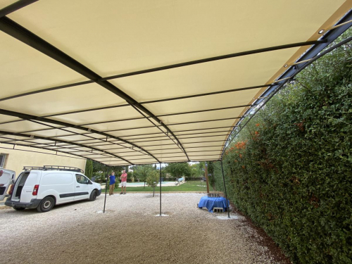 Abri voiture en fer forgé 6.00 x 5.00 installé à Mazan dans le Vaucluse
